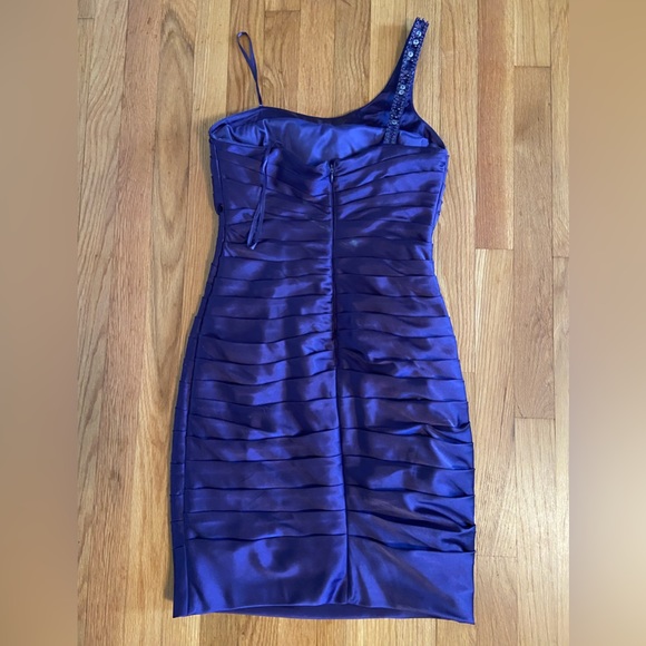 Formal dress - Picture 3 of 3